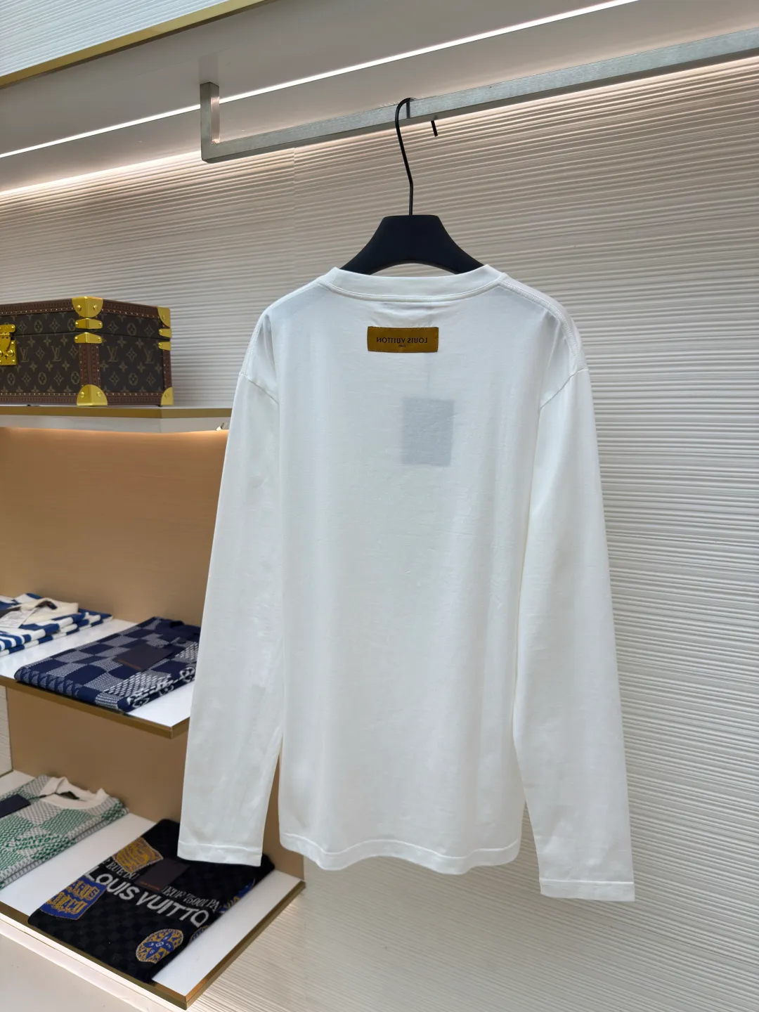 LOUIS VUITTON dark pattern embossed long sleeves ●Authentic product: purchased and developed for 6800 ●Item number: 1680162-A20 ●Fabric: pure cotton fabric ●Technology: embossed production ●Version: fitted version ●Weight: about 285 grams ●Size: XS-S-M-L ●Description: The fabric is made of 40s double-stranded long-staple cotton yarn plain weave dust-etched wool technology, and the finished fabric is passed through a mercerizing machine to increase the gloss of the fabric. It is matched with 32s double-stranded cotton cover silk cylindrical open-width rib front panel for stamping and filling process. After low-temperature stamping, the inside is filled with 3.5-mile thick sponge. The sponge is cut by laser burning to create the pattern. The bottom surface is directly sealed with low-temperature hot melt glue at 80°C through an integrated operation. The bottom material is machine washable. The overall routing is straight and delicate, the fabric is comfortable and soft, the color is consistent and there is no color difference, it can be matched with the same style to create a fashionable look, and can be used in various occasions, customized accessories, complete with three standards, the same style for men and women!
